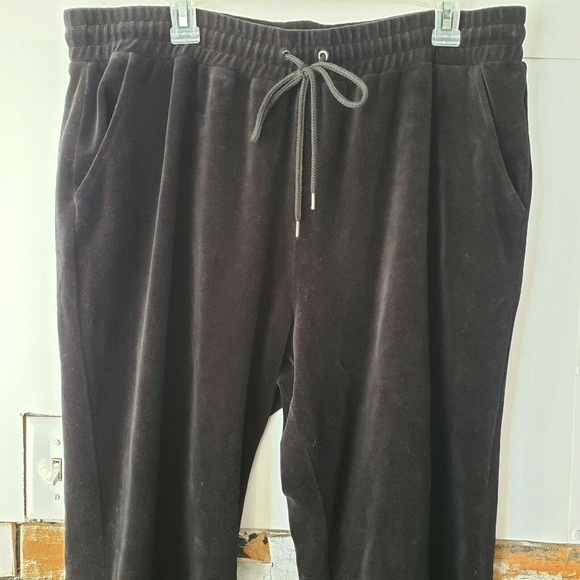 Forever21 Plus Womens Black Velour Joggers Banded Hems Cropped Size 2X - Picture 2 of 4